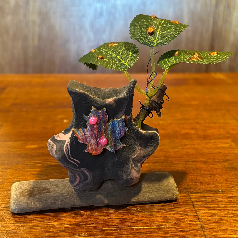 Korok Clay Sculpture Droopy Black Pink