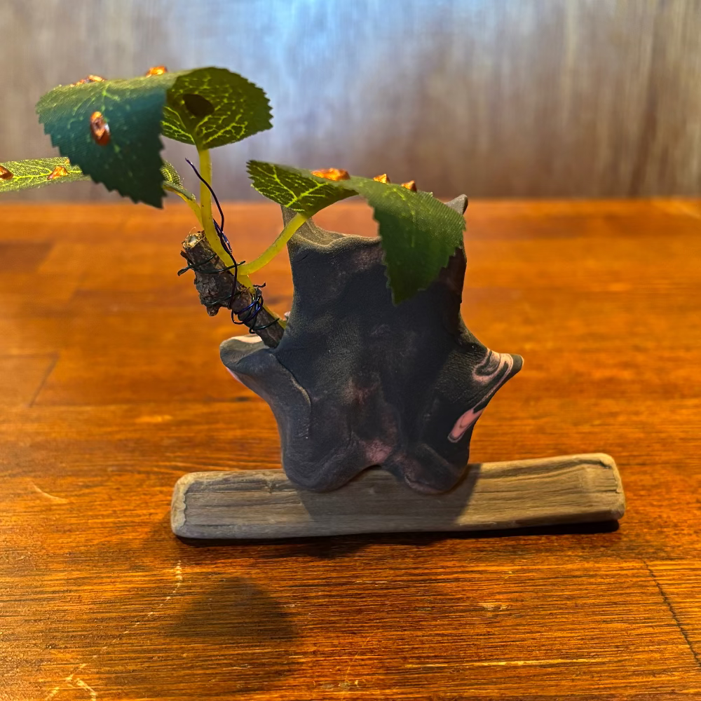 Korok Clay Sculpture Droopy Black Pink